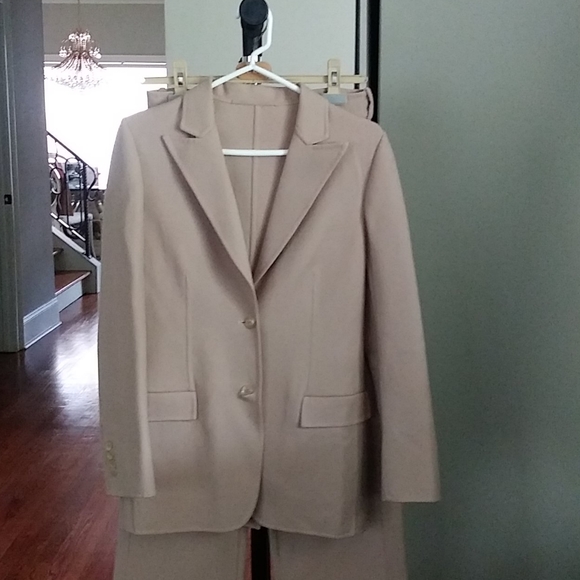 Gucci tan suit designed by Tom Ford - Picture 10 of 10